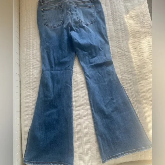 Judy Blue Mid Rise Medium Wash Peak-A-Boo Hem Slit Flare Jeans - Picture 10 of 12